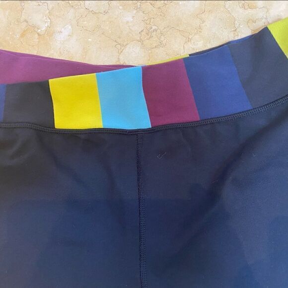 EUC Lululemon reversible shorts in black with multicolor waistband - Picture 3 of 4